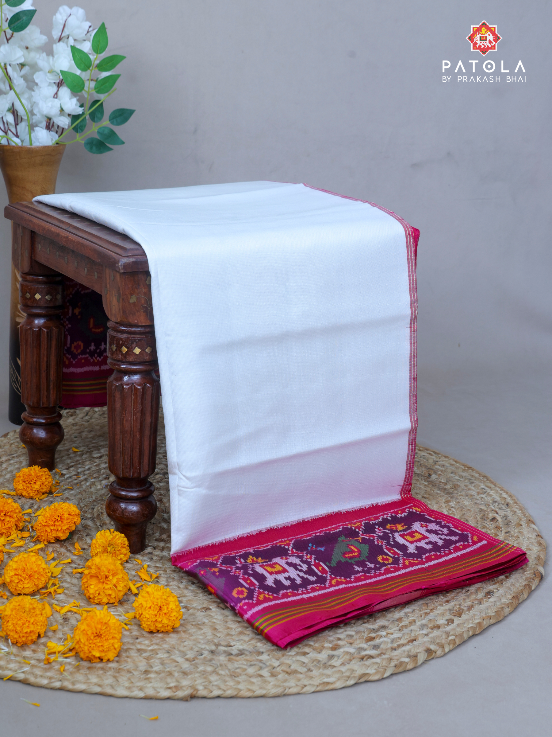 Plain White With Patola Design Blouse semi Double Ikat Patola Saree