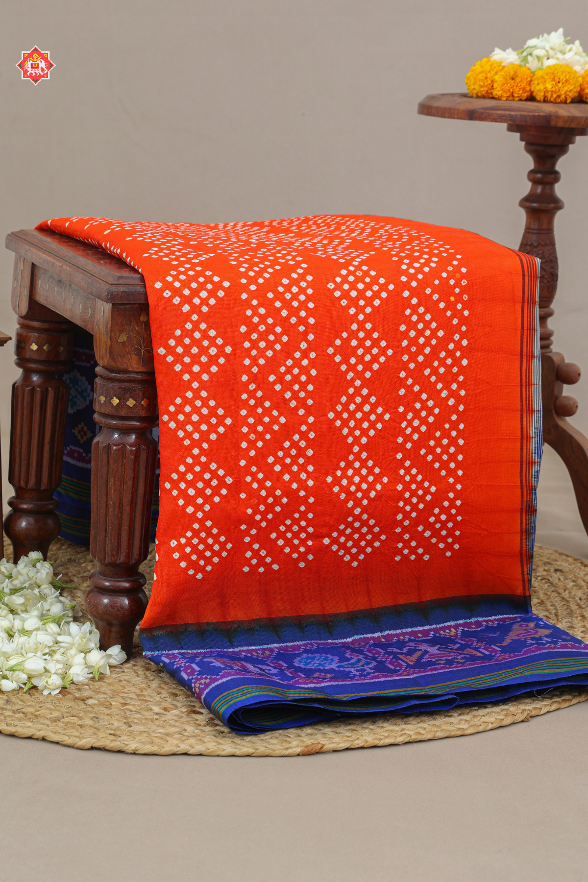 Hathi popat border with small bandhej patola saree blouse design