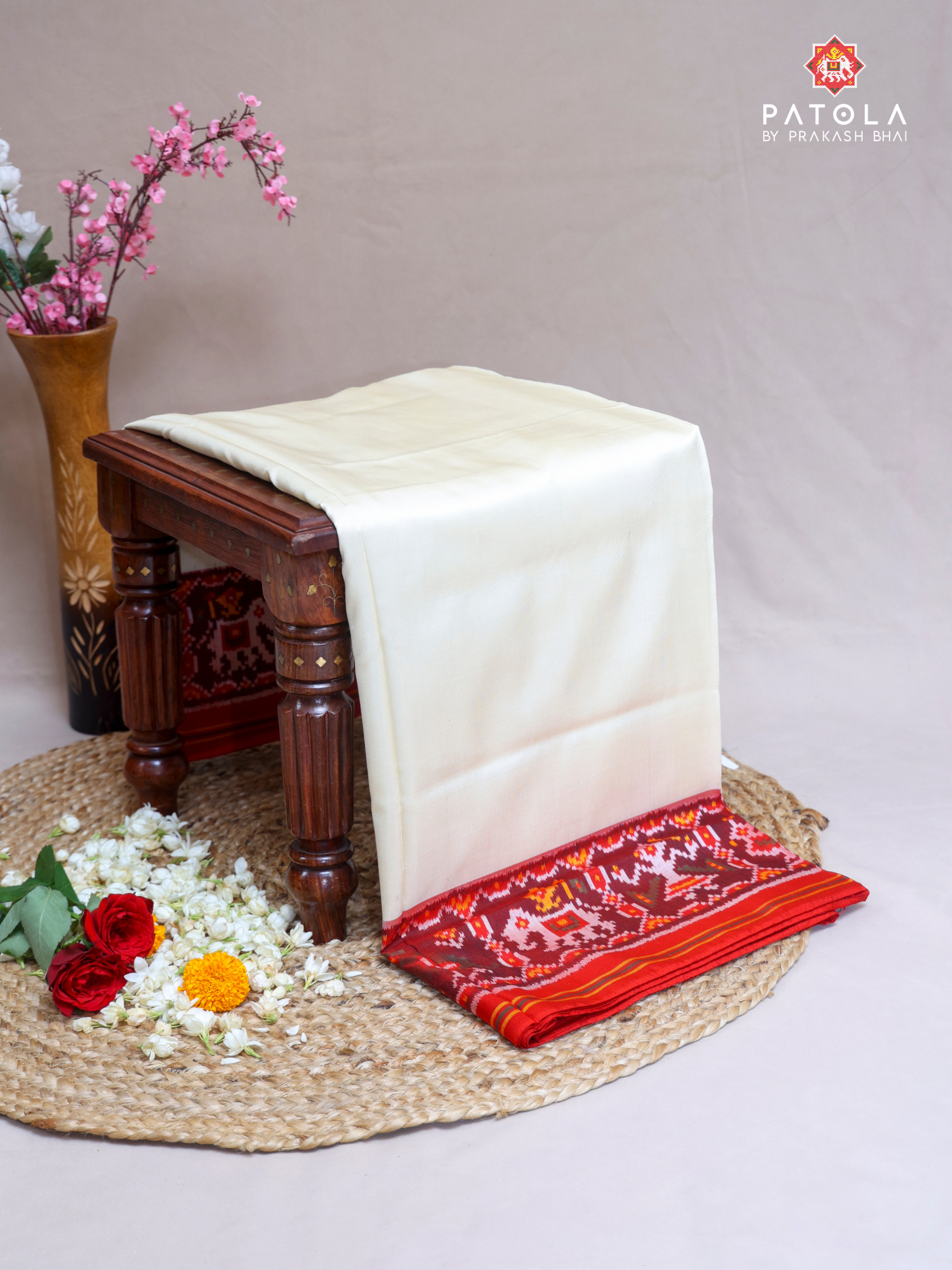 Plain Off-White With Patola Designer Blouse Semi Double Ikat Patola Saree