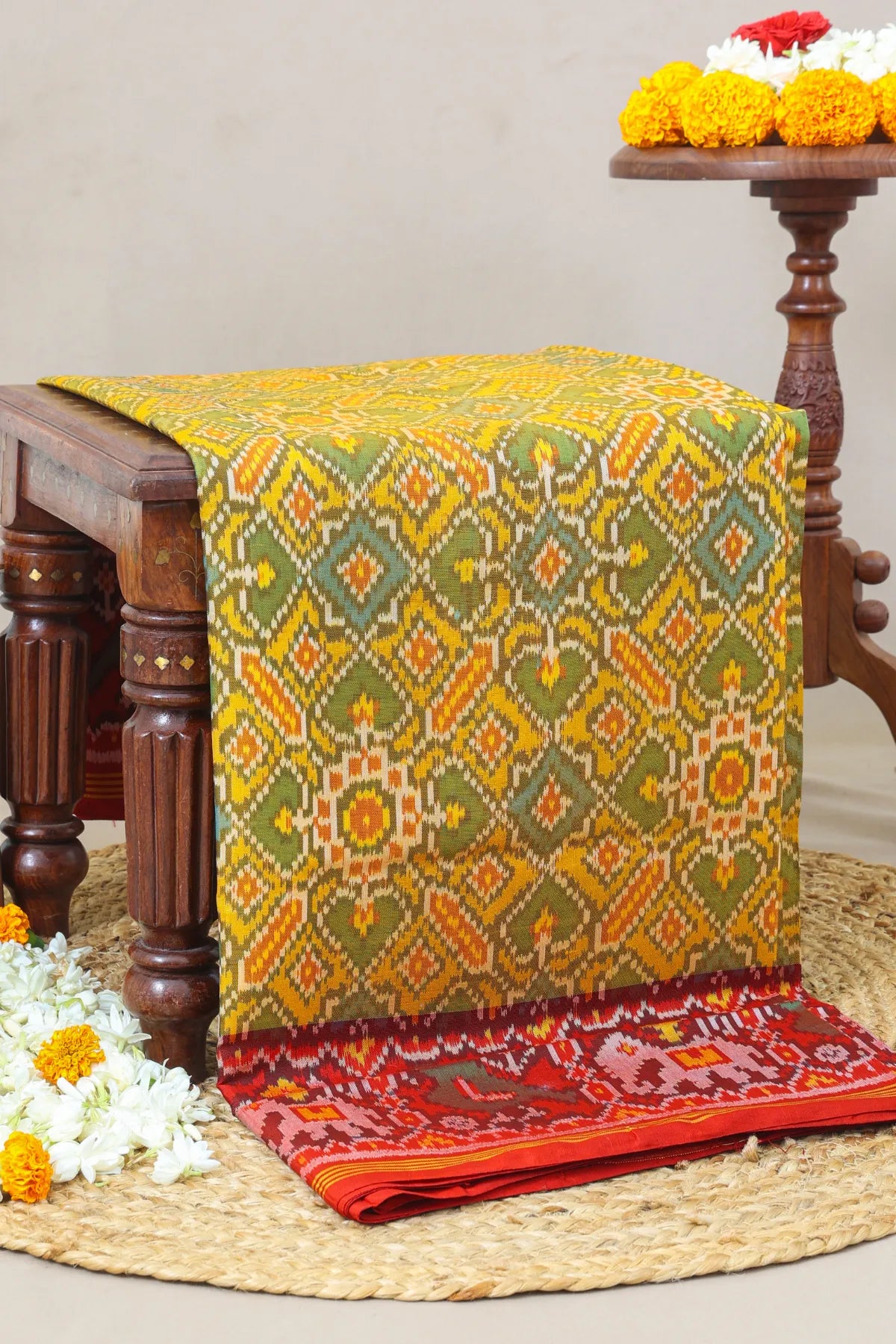 Paan chanda with motifs designer border and pallu contras Semi double ikat patola saree