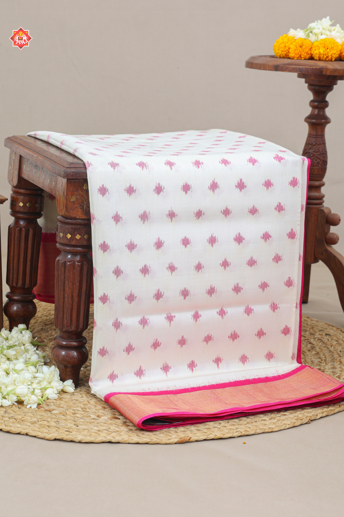 Masterpiece plain patola saree with dots & master pallu semi double ikat patola saree