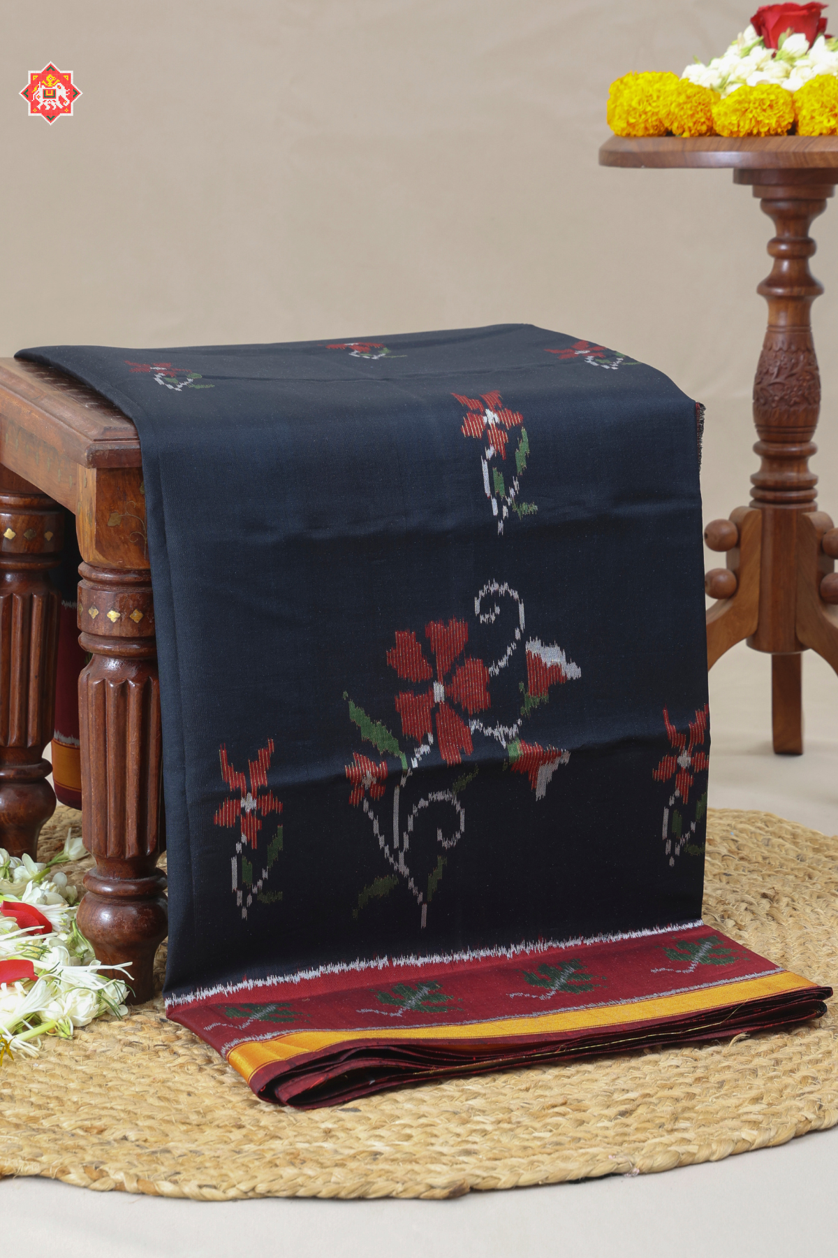 Master piece flowers design with small tissue border single ikat patola saree ( masterpiece & master weaving)