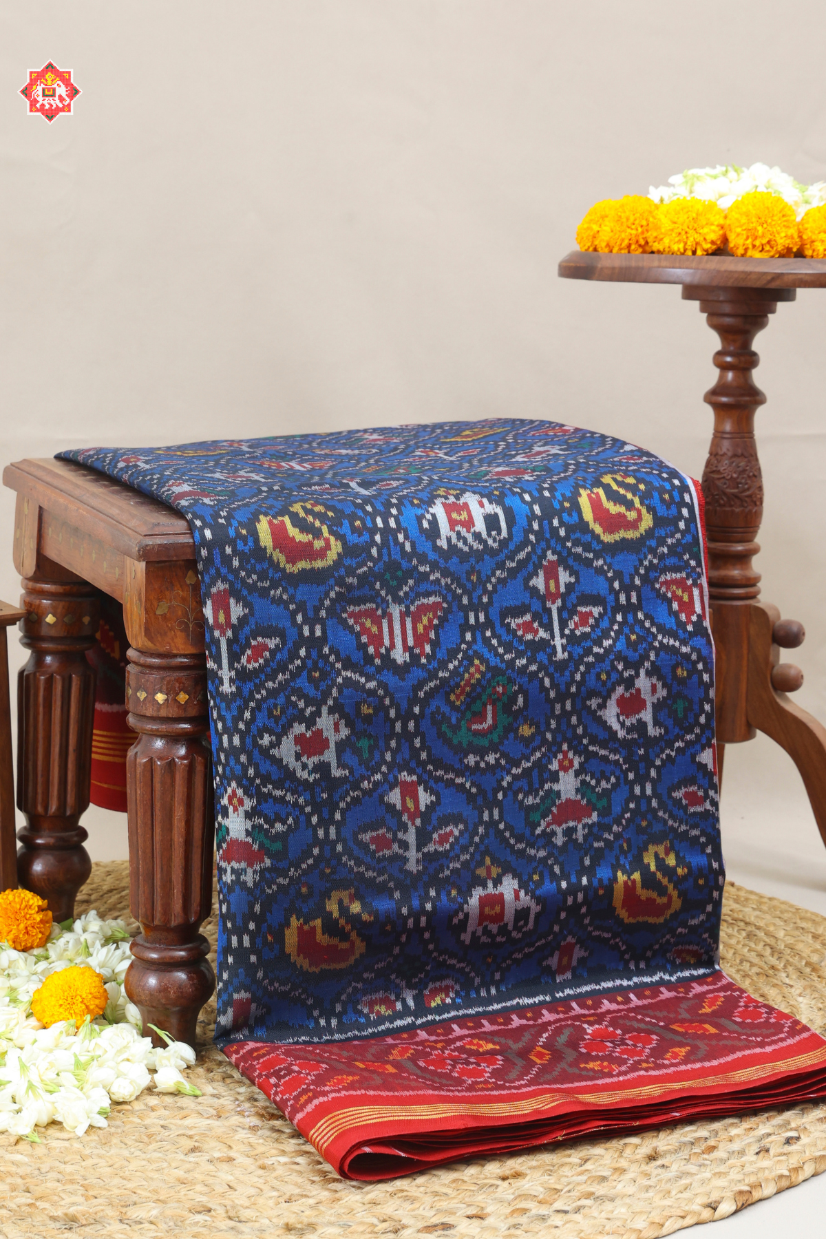Small chabdi design with motif design & pallu border contras semi double ikat patola saree