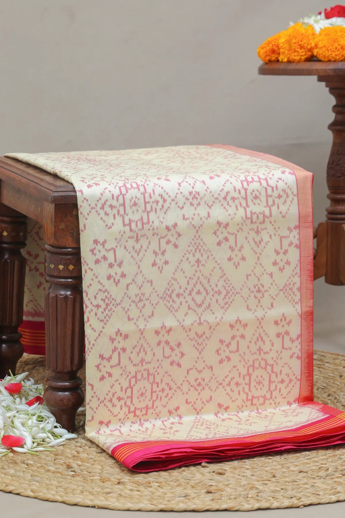 Paan chanda design with motif pallu design single ikat patola saree