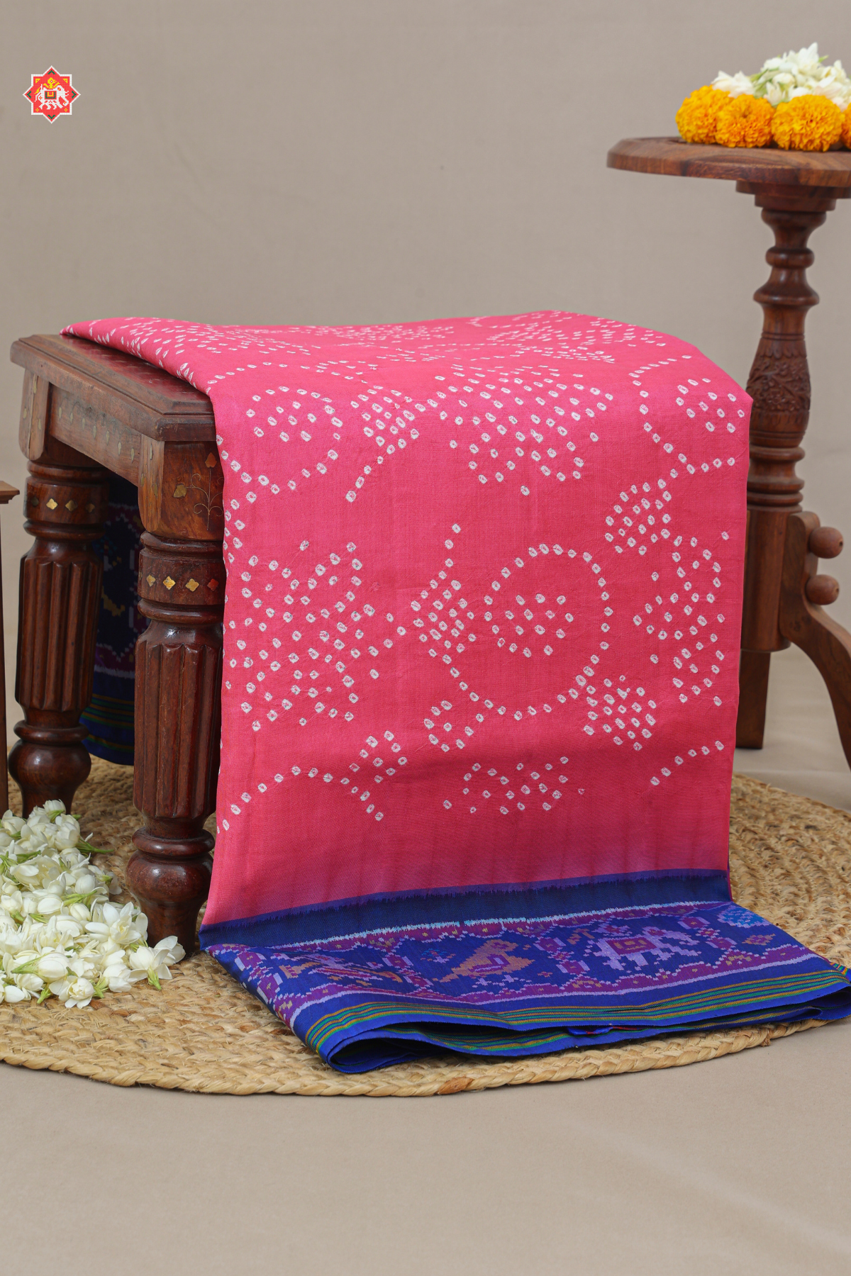 Hathi popat border with small bandhej patola saree blouse design