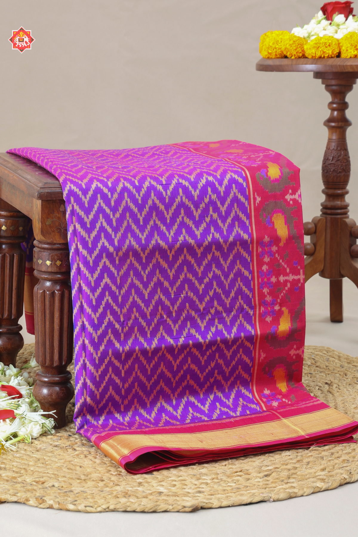Zig-zag design with master pallu single ikat patola saree