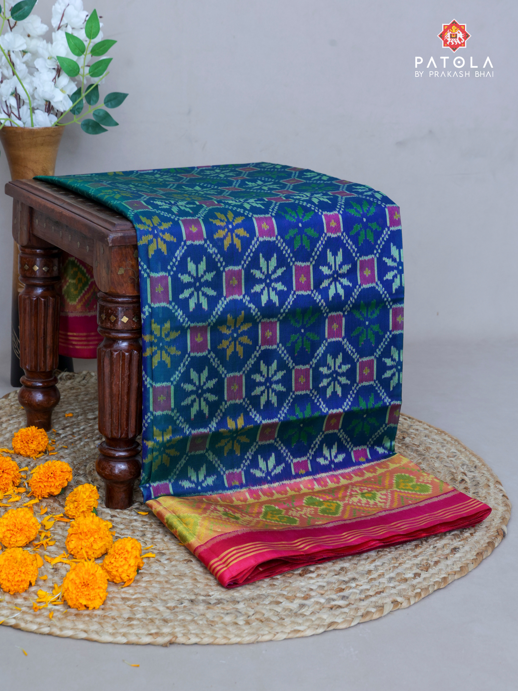 Selaari Border With Flowers Design Single Ikat Patola Saree