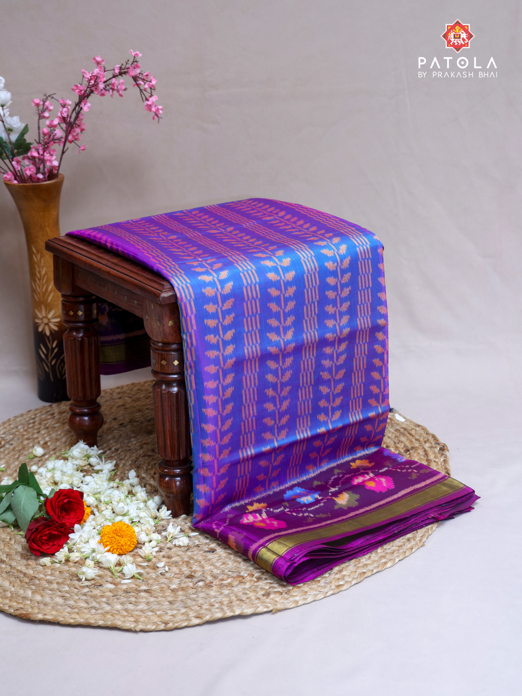 Flowers Vel Border With Leaf Design Single Ikat Patola Saree