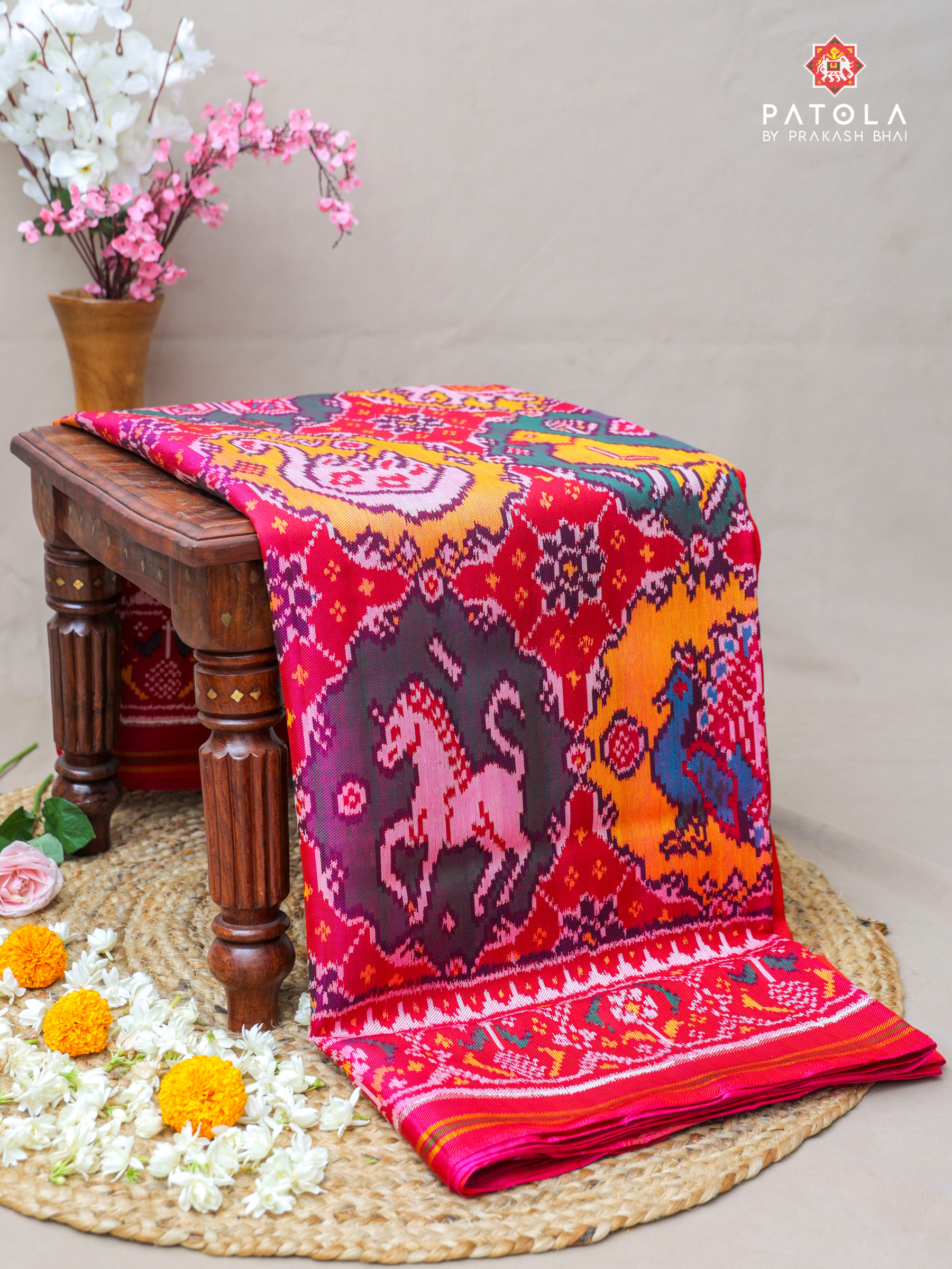 Chhabdi Design With 6 Figures Twill Patola Saree