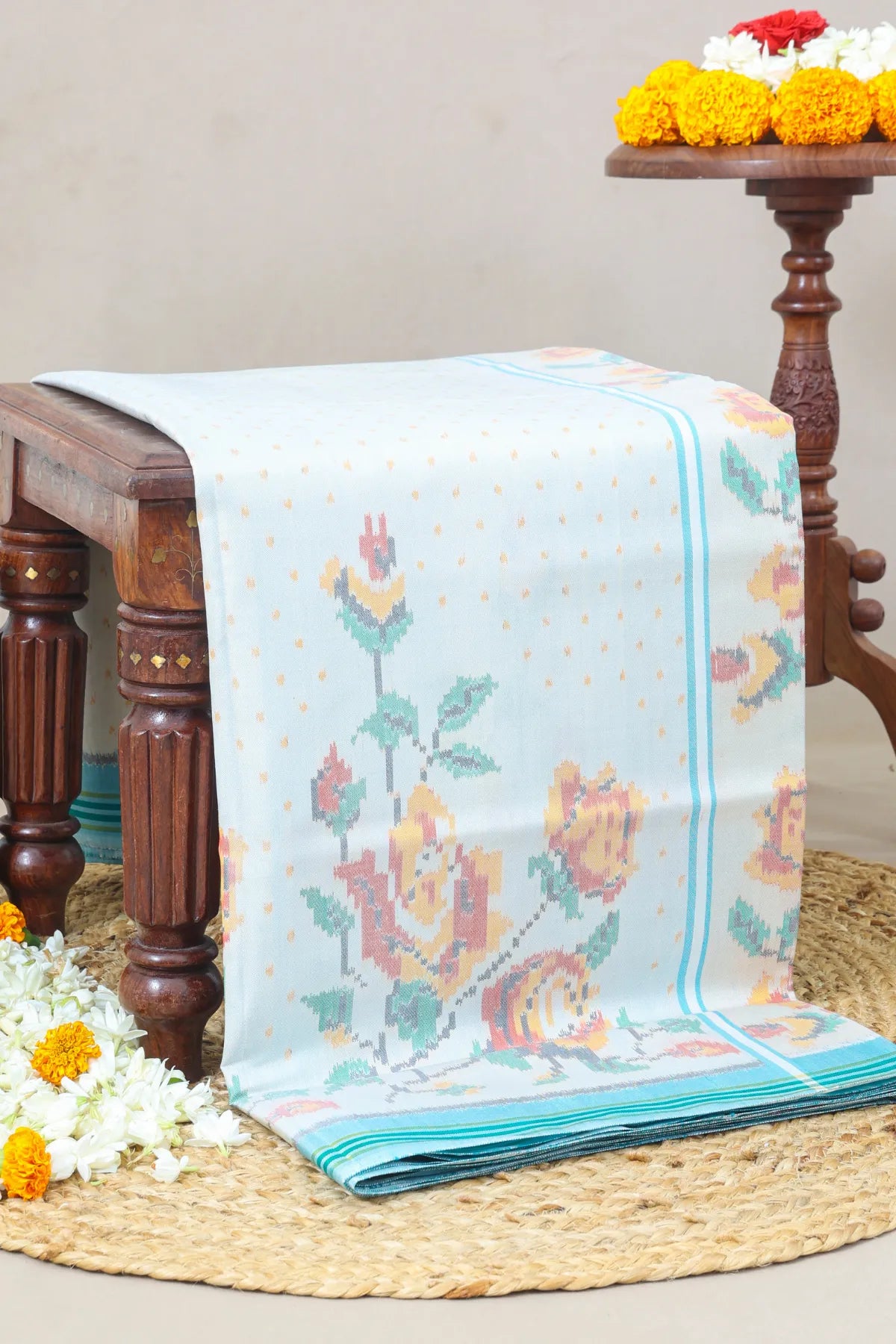 Masterpiece scut border with small dots & flower design pallu Semi double ikat patola saree