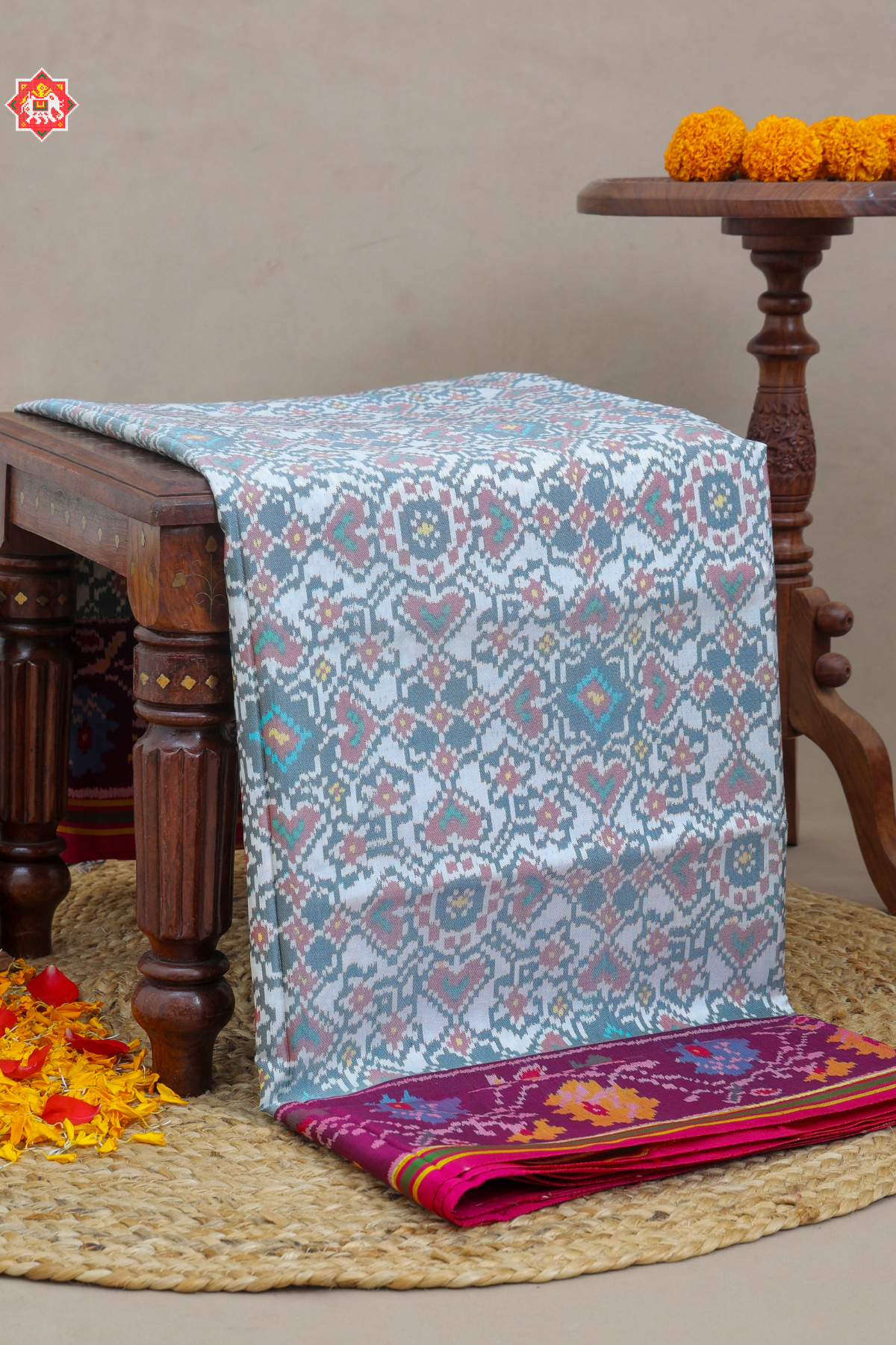 Paan chanda with manek chowk design with pallu border contras Semi double ikat patola saree