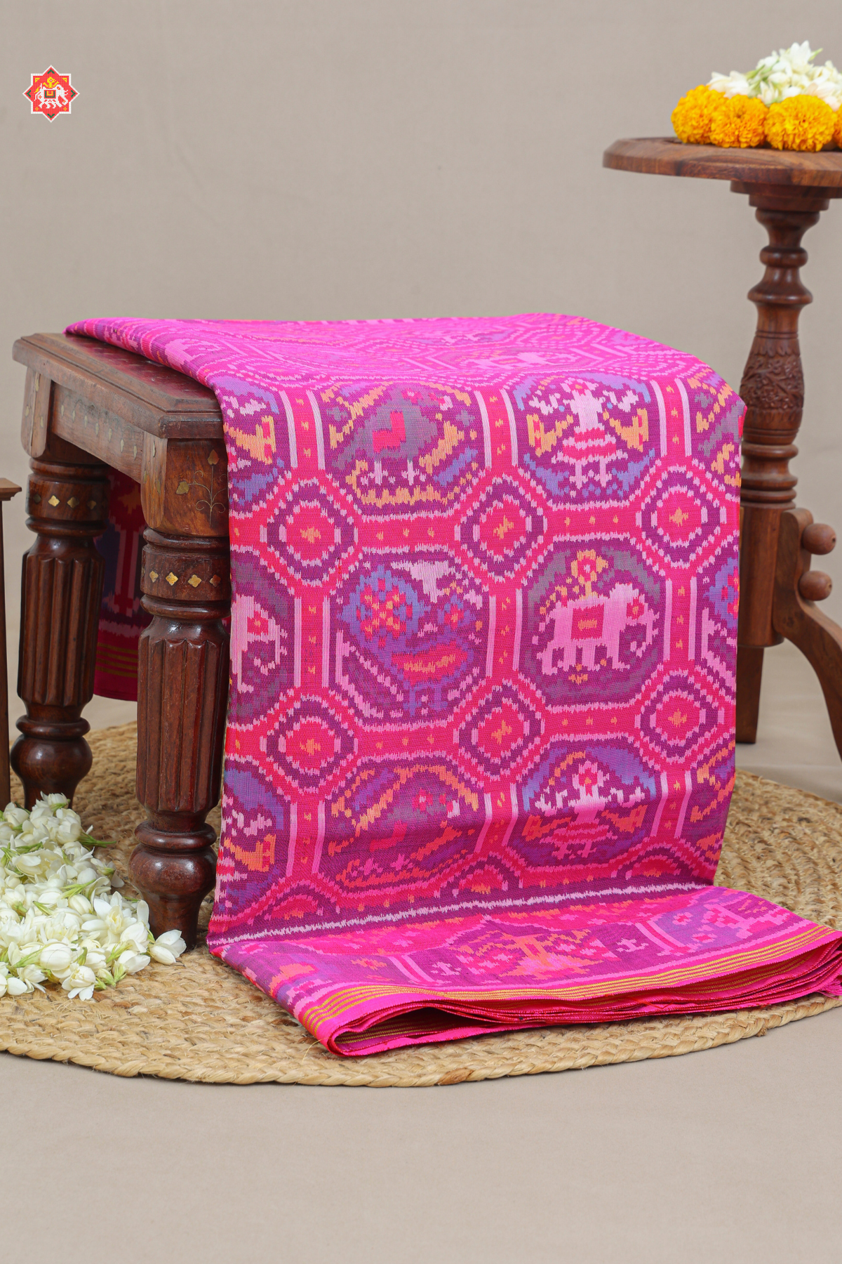 4 figure design & motif design border with pallu semi double ikat patola saree