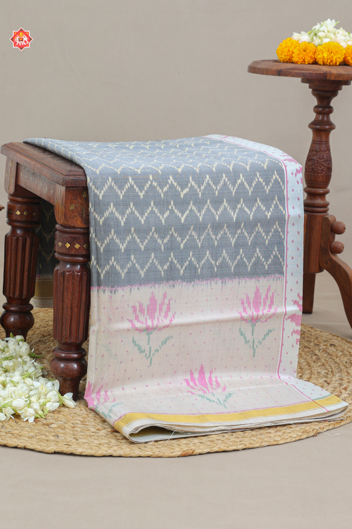 Scut border with zig-zag design single ikat patola saree