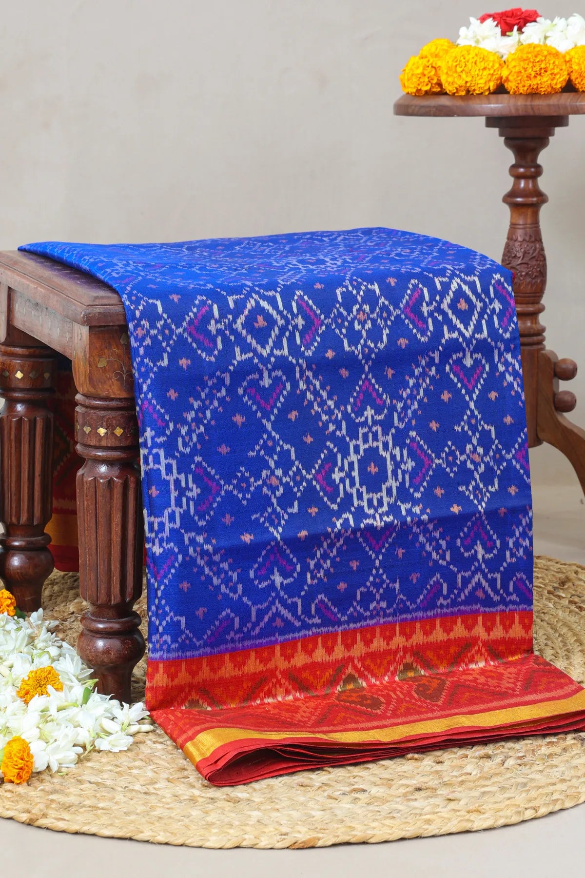 Maneck chowk design with pallu border contras single ikat patola saree