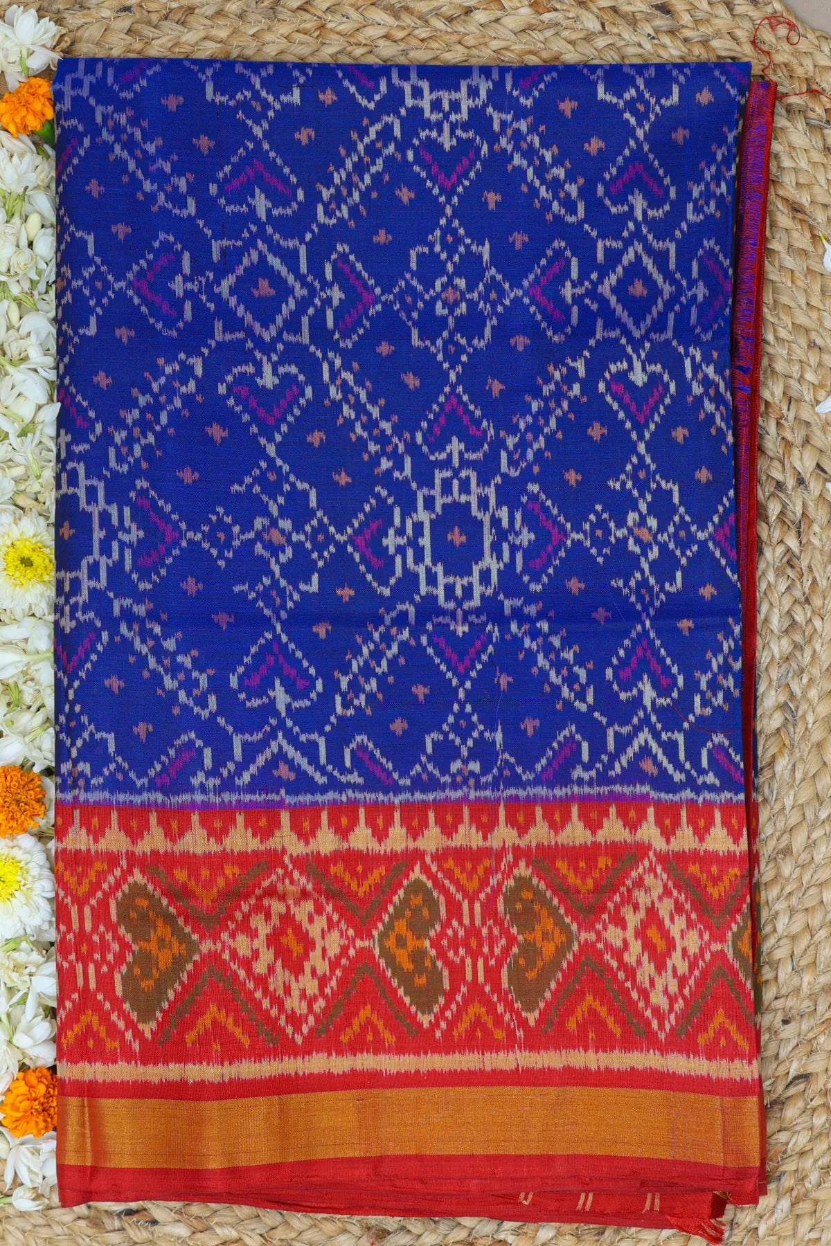 Maneck chowk design with pallu border contras single ikat patola saree