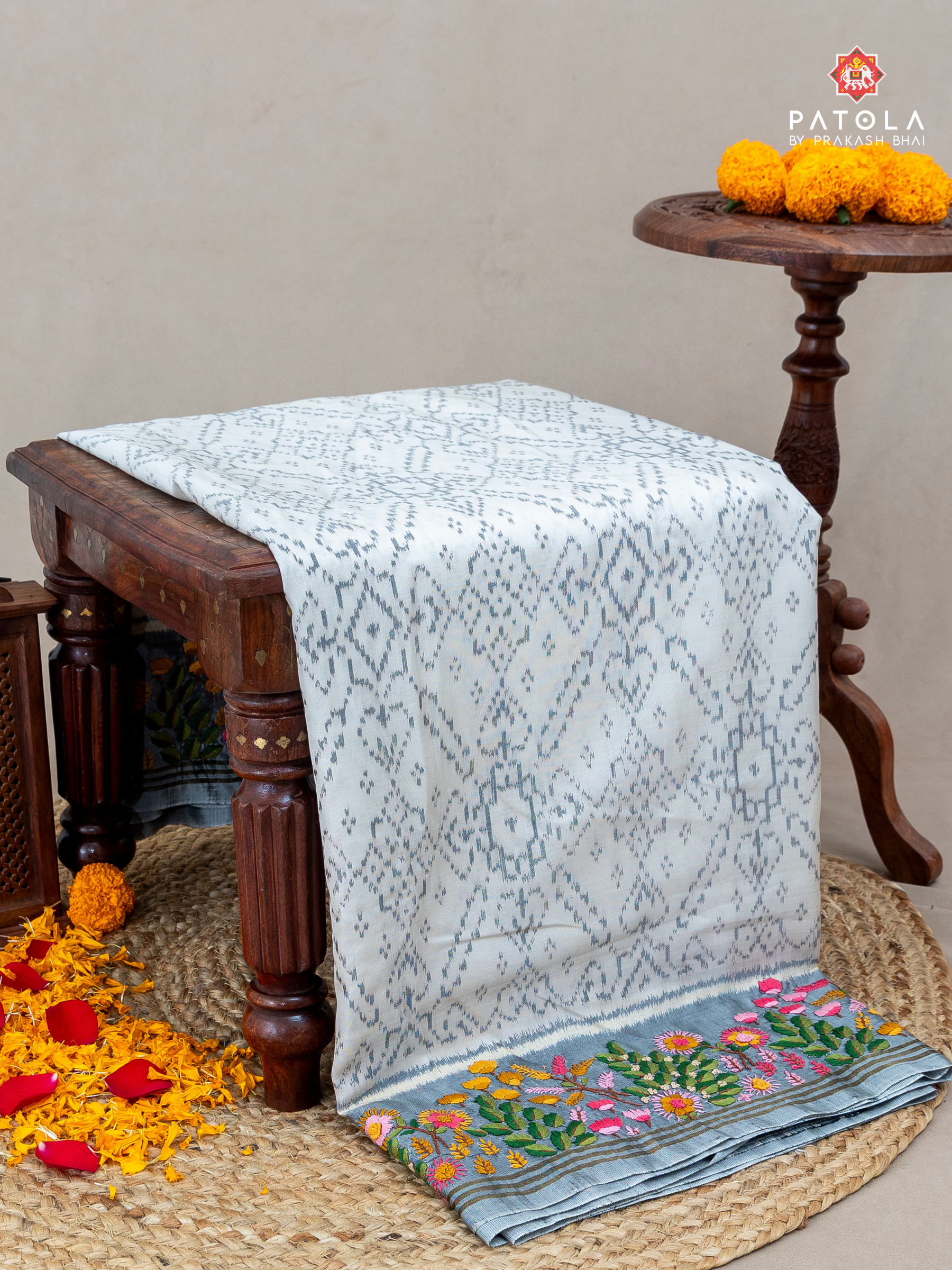 Masterpiece Patola off White manekchowk pure With Handwork