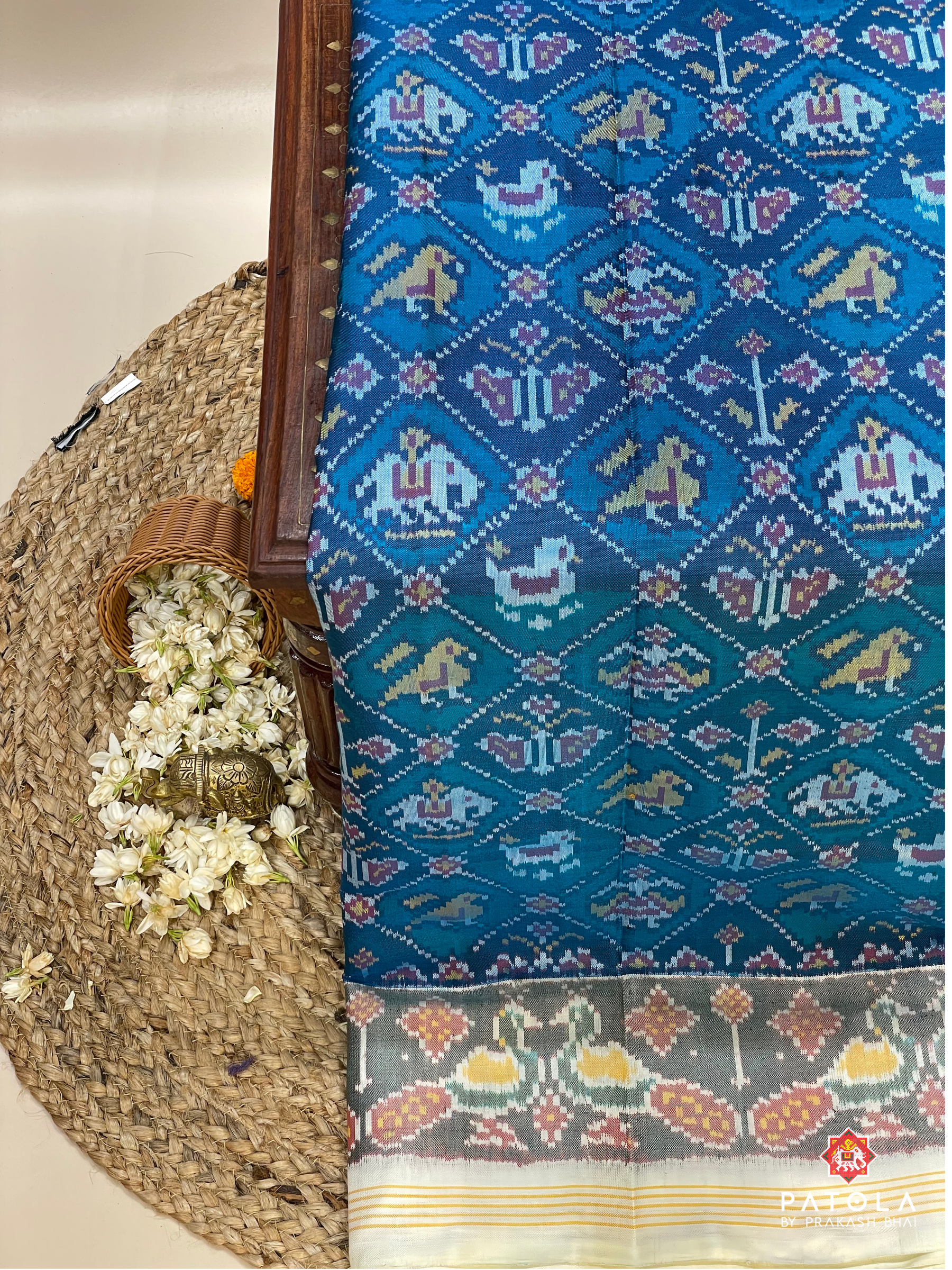 Traditional Small Narikunj Design With Pallu Border Contrast Semi Double Ikat Patola Saree