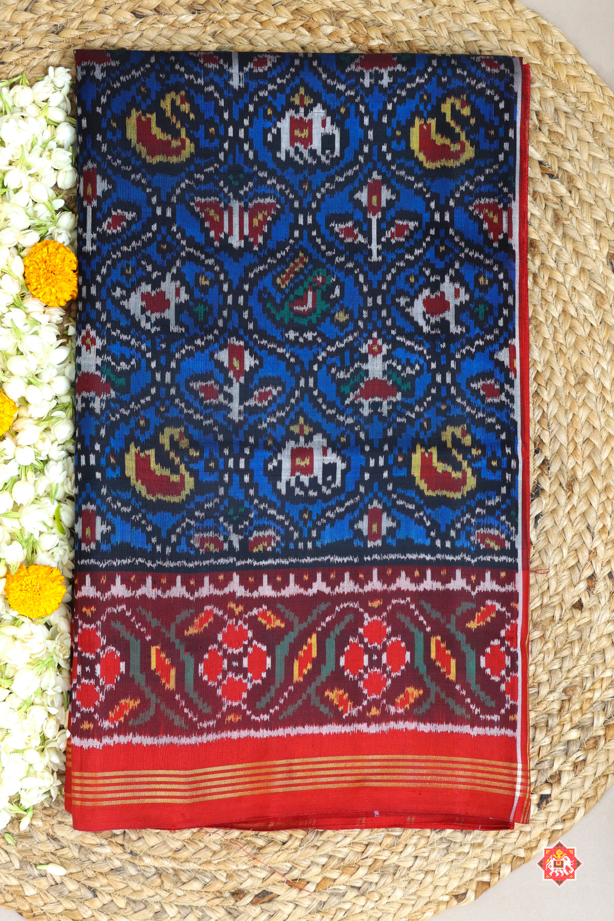 Small chabdi design with motif design & pallu border contras semi double ikat patola saree