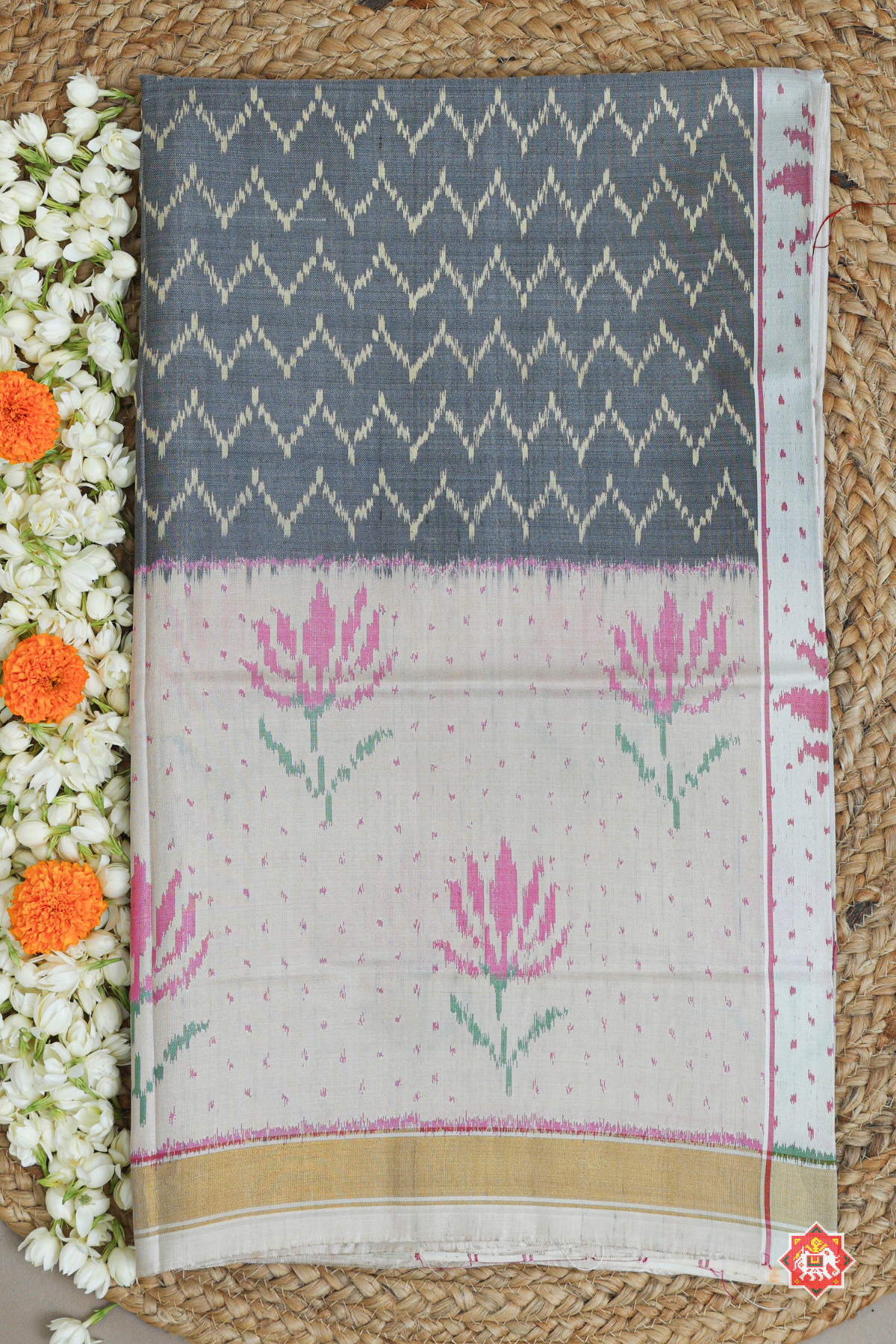 Scut border with zig-zag design single ikat patola saree