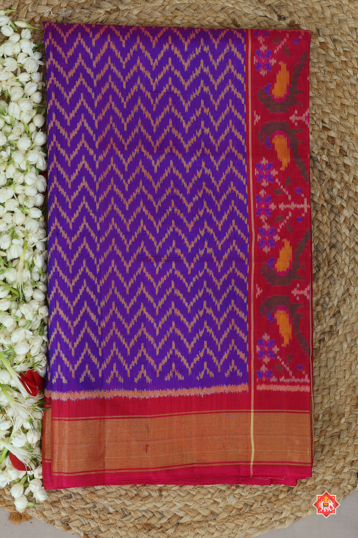 Zig-zag design with master pallu single ikat patola saree