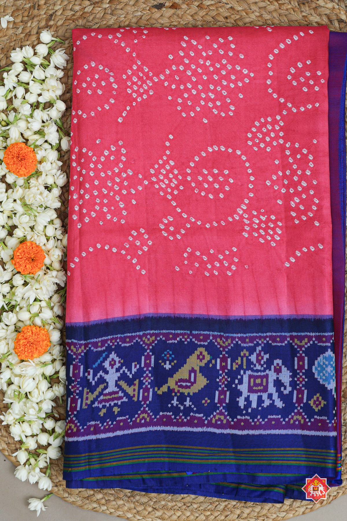 Hathi popat border with small bandhej patola saree blouse design