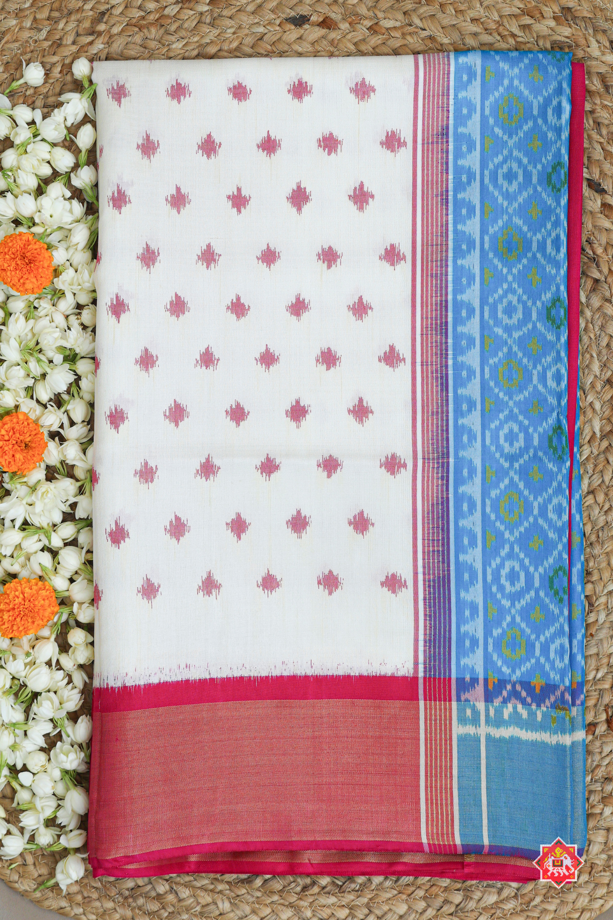 Masterpiece plain patola saree with dots & master pallu semi double ikat patola saree