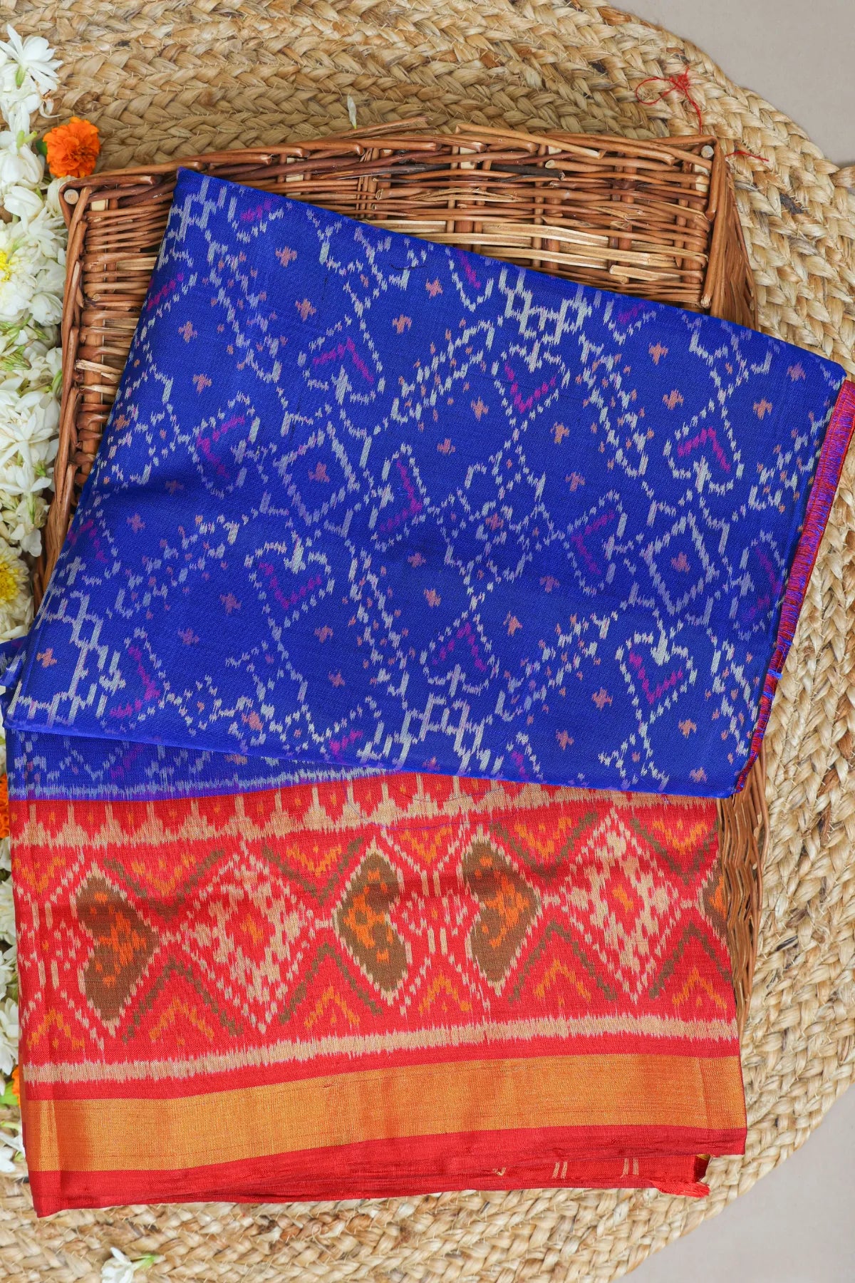 Maneck chowk design with pallu border contras single ikat patola saree
