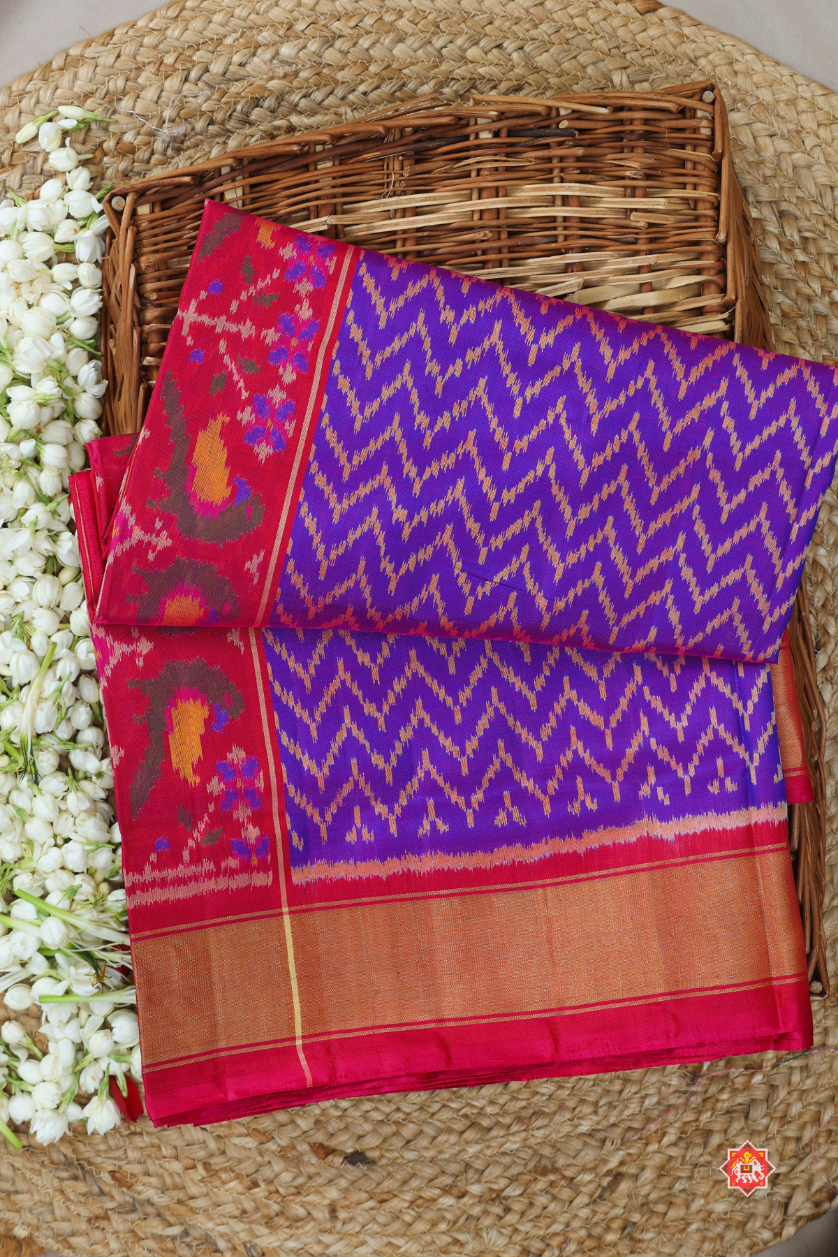 Zig-zag design with master pallu single ikat patola saree