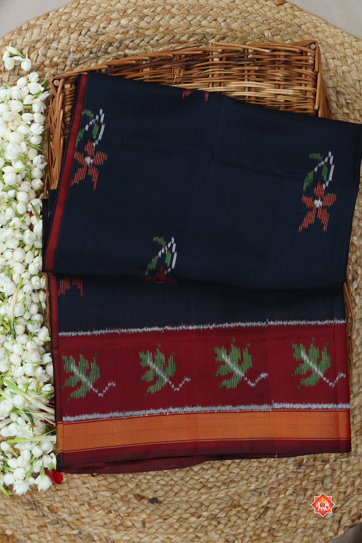 Master piece flowers design with small tissue border single ikat patola saree ( masterpiece & master weaving)