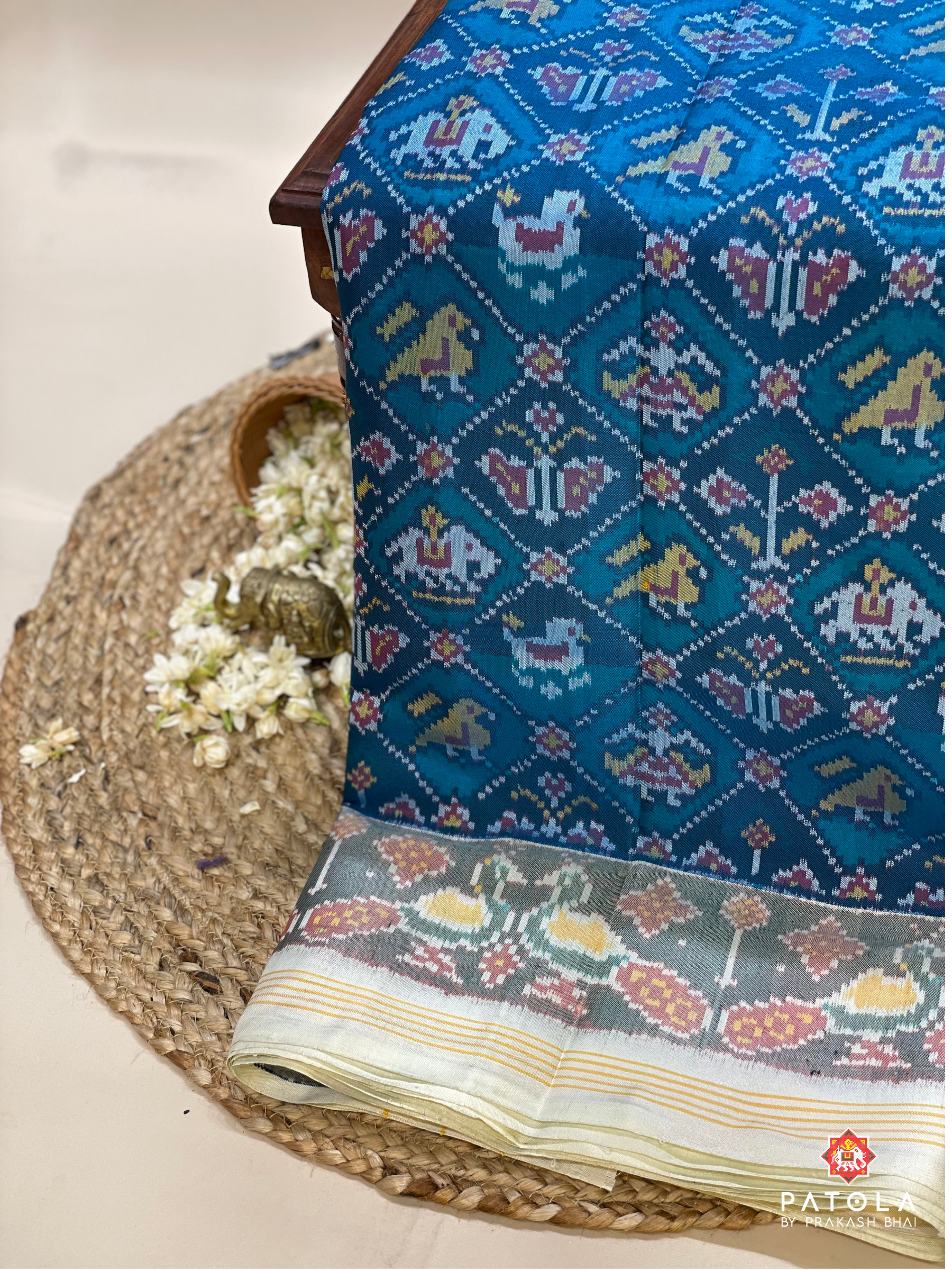 Traditional Small Narikunj Design With Pallu Border Contrast Semi Double Ikat Patola Saree