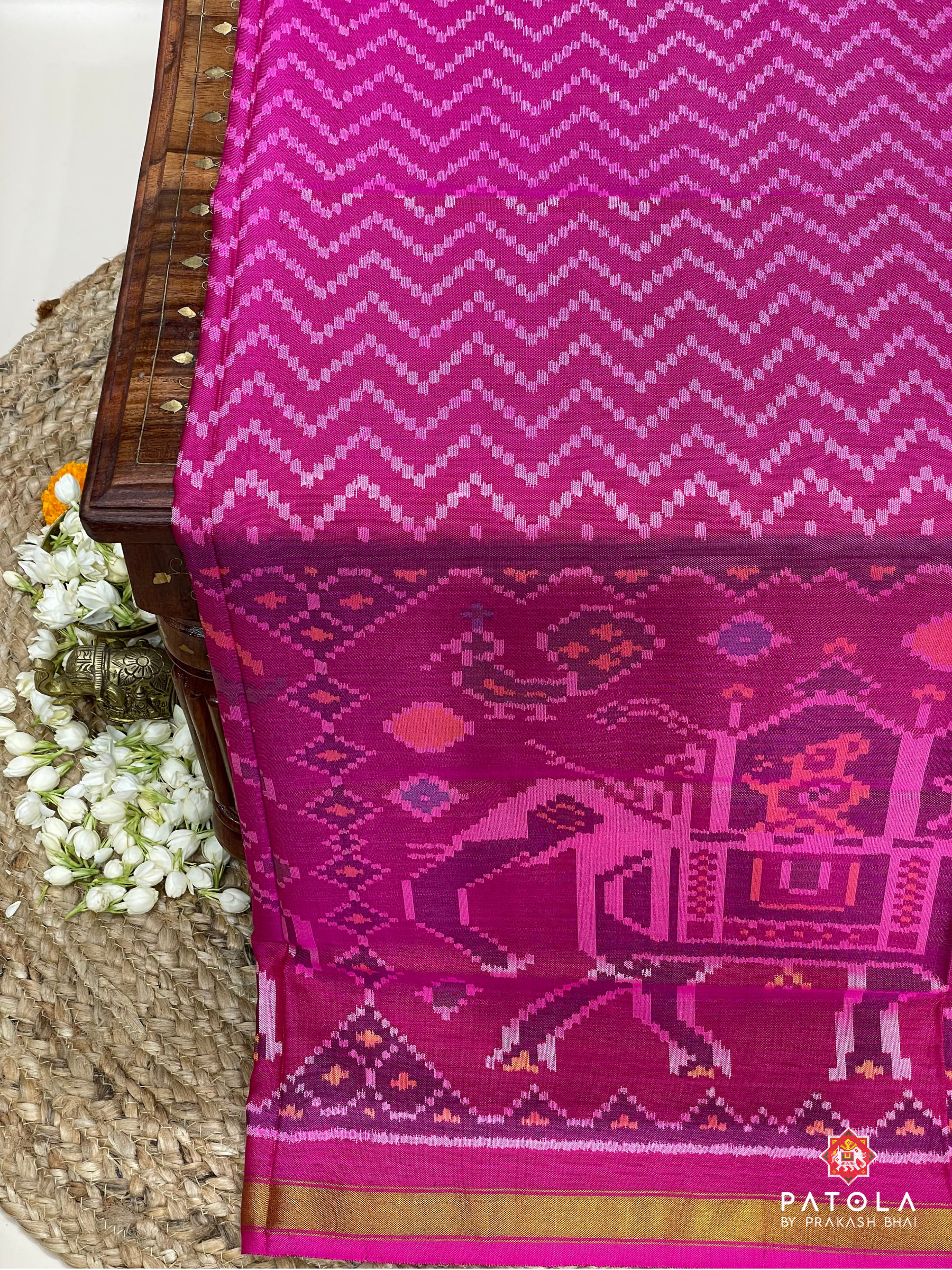 Zig-Zag Design With Elephent Scut Border Semi Double Ikat Saree