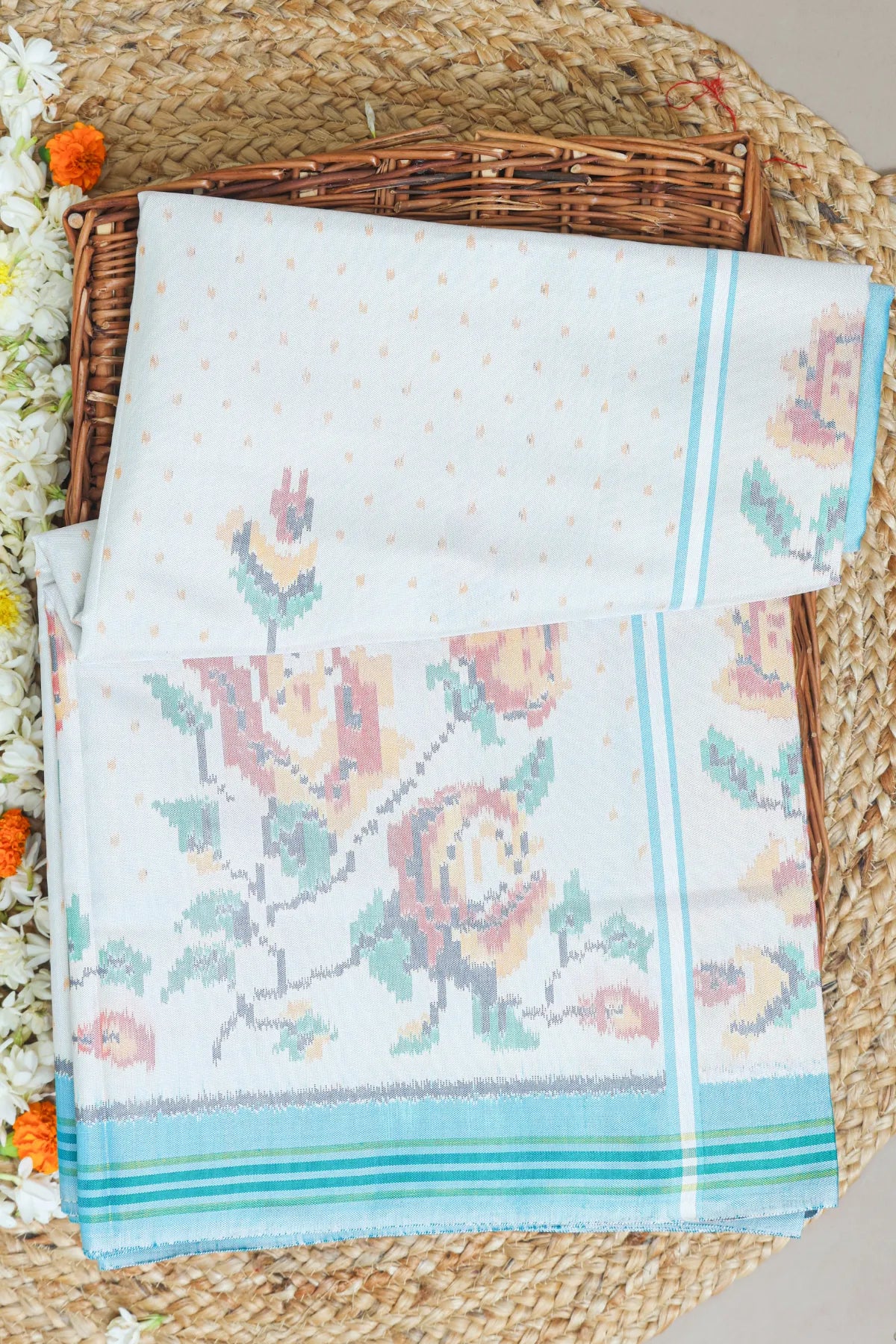 Masterpiece scut border with small dots & flower design pallu Semi double ikat patola saree