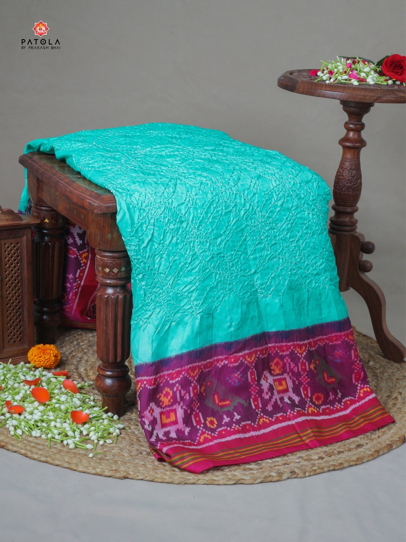 Hathi popat border with small bandhej patola saree blouse design