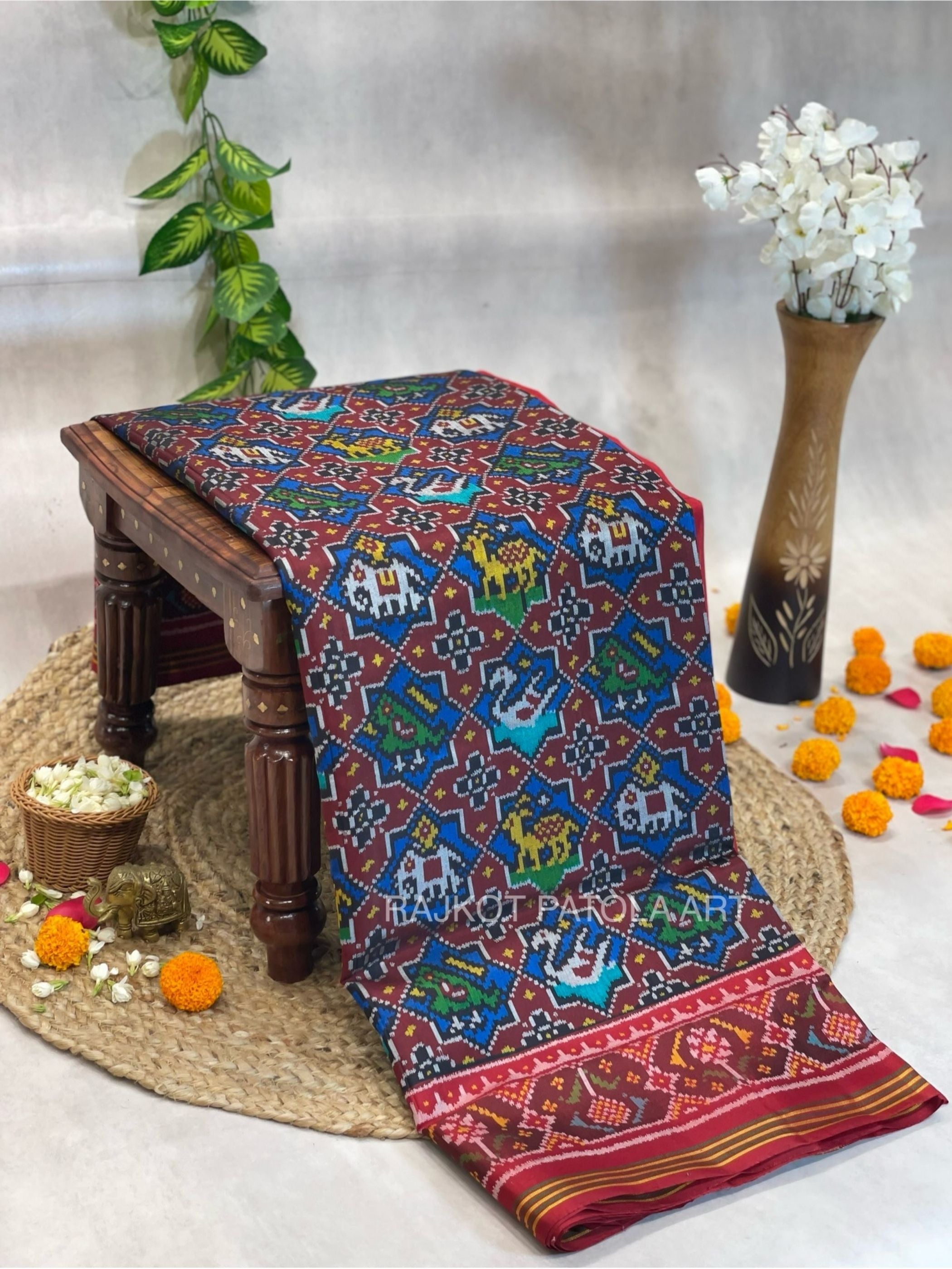 Star Design With 4 Figures And Border Pallu Contrast 1